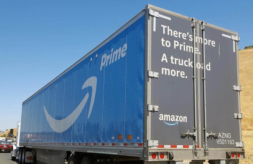 亚马逊每年运送25亿件包裹，对UPS和FedEx构成了重大威胁