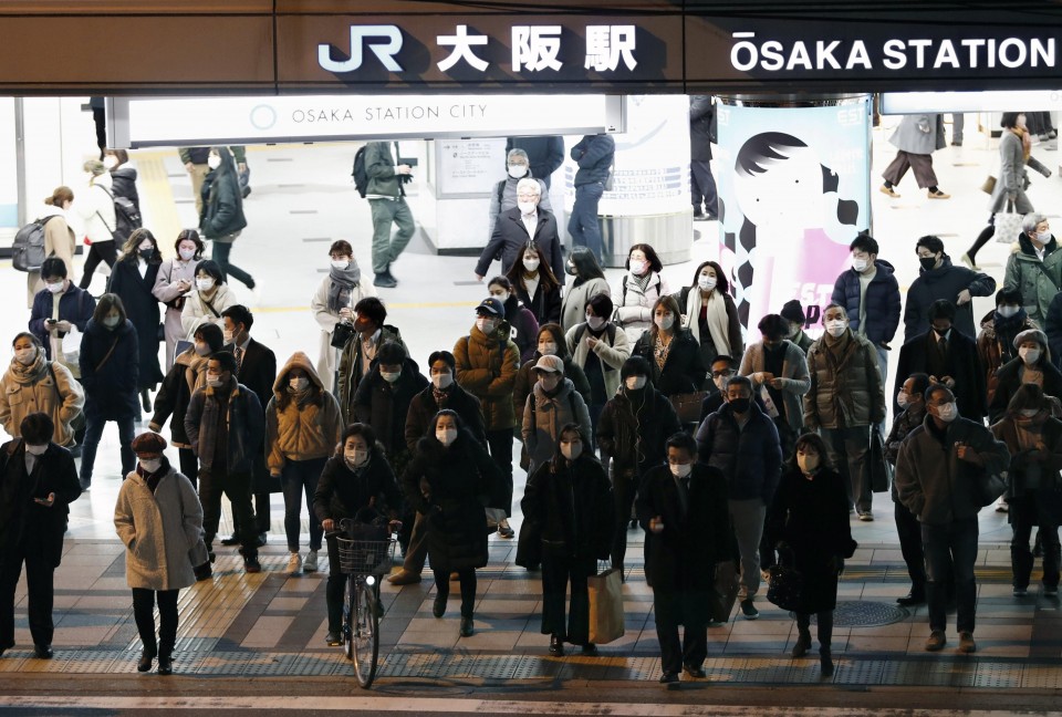 2021年1月6日，戴着口罩的人走在JR大阪站前，日本西部地区当天确认有560例冠状病毒感染记录。.jpg