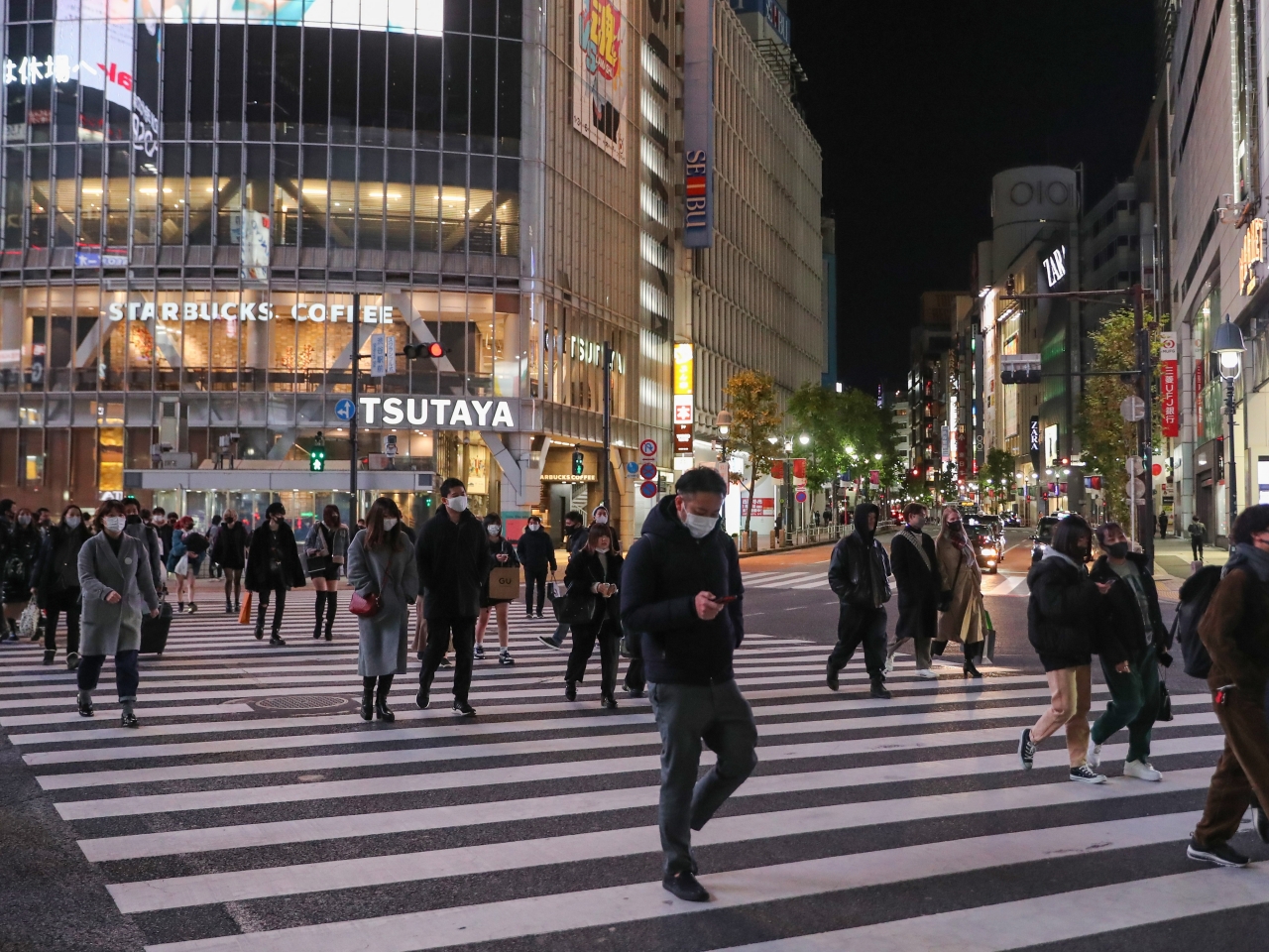 在东京，民众普遍戴口罩出行防疫。（图片来源：新华社）.jpg