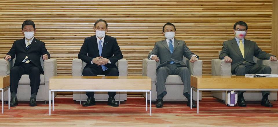 2021年2月2日，日本首相须贺佳秀（左二）在东京参加内阁会议。.jpg