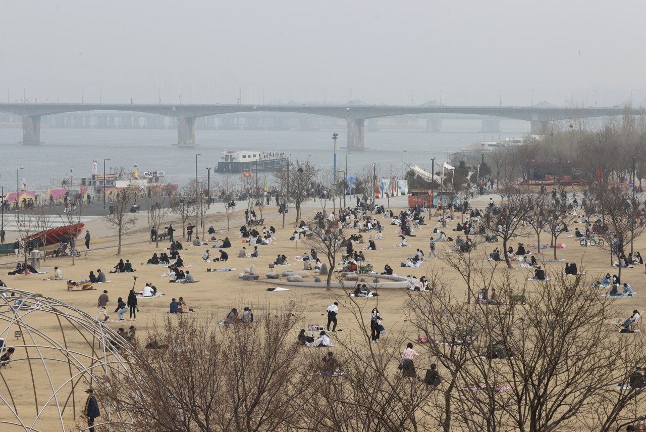 3月的一个周末，汉城人在汉城中部汝ou岛的一个公园野餐。图片来源：韩联社.jpg